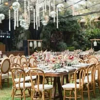 Montaje elegante de boda en jardín