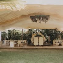 Evento en jardín con carpa